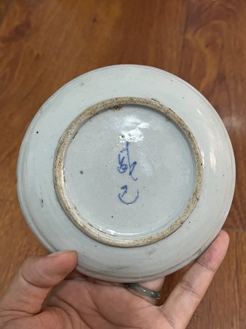 古玩陶瓷民國(guó)抗戰(zhàn)題材雙旗青花盤拍賣，當(dāng)前價(jià)格888元
