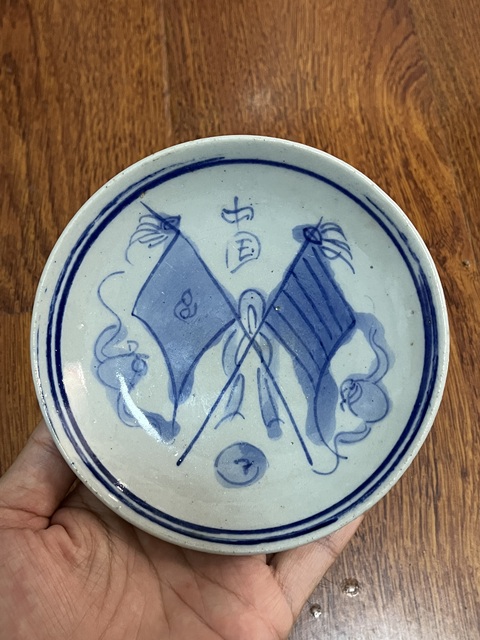 古玩陶瓷民國(guó)抗戰(zhàn)題材雙旗青花盤拍賣，當(dāng)前價(jià)格888元