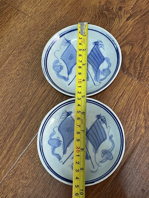 古玩陶瓷民國(guó)抗戰(zhàn)題材雙旗青花盤拍賣，當(dāng)前價(jià)格888元