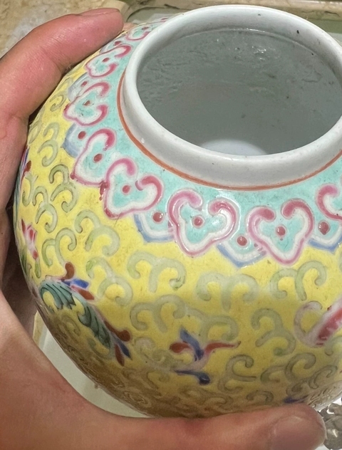 古玩陶瓷花卉紋粉彩罐真品鑒賞圖