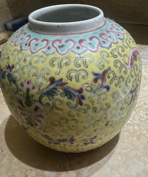 古玩陶瓷花卉紋粉彩罐真品鑒賞圖