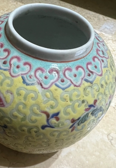 古玩陶瓷花卉紋粉彩罐真品鑒賞圖