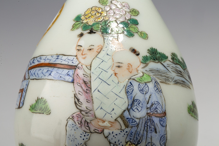 古玩陶瓷民國·粉彩五子嬰戲圖長頸瓶
真品鑒賞圖