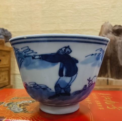 古玩陶瓷清晚期 青花人物紋小杯真品鑒賞圖