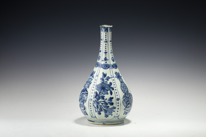 古玩陶瓷明晚·青花開窗博古花卉紋膽瓶真品鑒賞圖