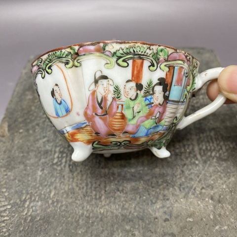 古玩陶瓷清晚期·廣彩人物故事三足執杯拍賣,當前價格389元
