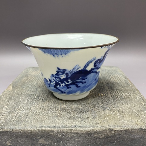 古玩陶瓷馬紋青花杯真品鑒賞圖