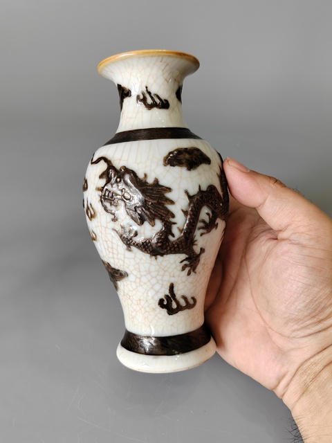 古玩陶瓷哥釉地鐵銹釉龍紋觀音瓶真品鑒賞圖
