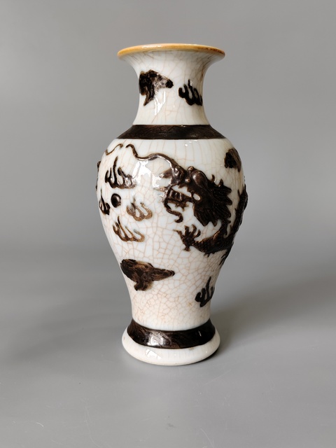古玩陶瓷哥釉地鐵銹釉龍紋觀音瓶真品鑒賞圖