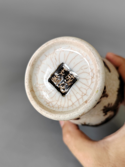 古玩陶瓷哥釉地鐵銹釉龍紋觀音瓶真品鑒賞圖