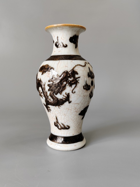 古玩陶瓷哥釉地鐵銹釉龍紋觀音瓶真品鑒賞圖