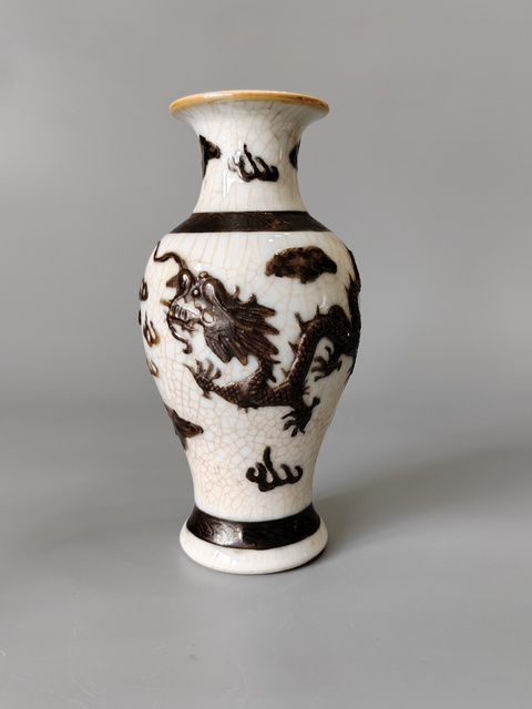 古玩陶瓷哥釉地鐵銹釉龍紋觀音瓶真品鑒賞圖