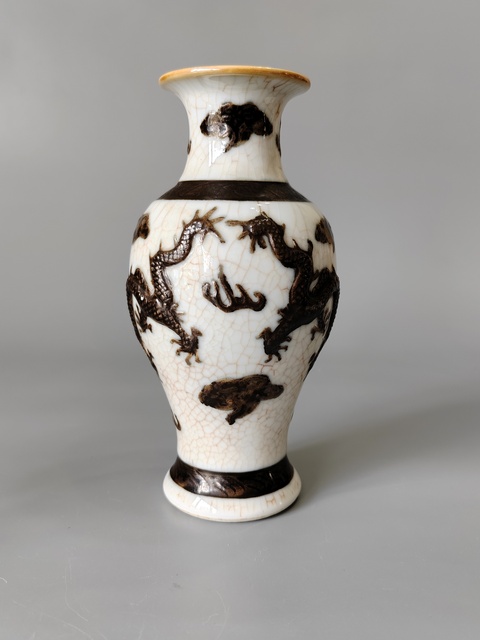 古玩陶瓷哥釉地鐵銹釉龍紋觀音瓶真品鑒賞圖