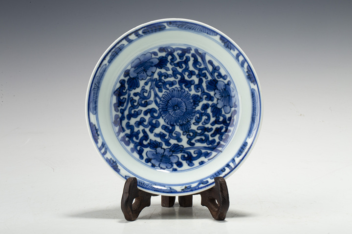 古玩陶瓷清康熙·青花纏枝花卉紋小盤真品鑒賞圖