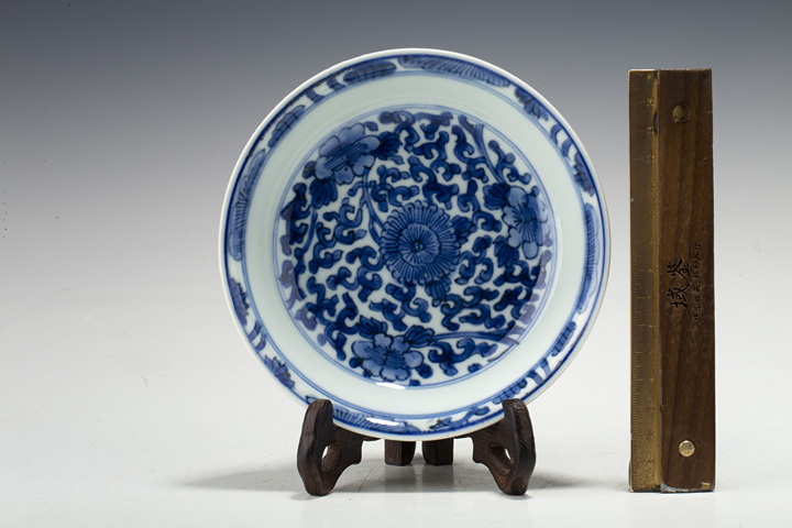 古玩陶瓷清康熙·青花纏枝花卉紋小盤真品鑒賞圖