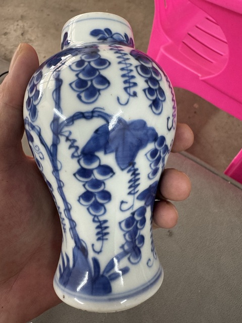 古玩陶瓷青花葡萄紋雞腿瓶真品鑒賞圖