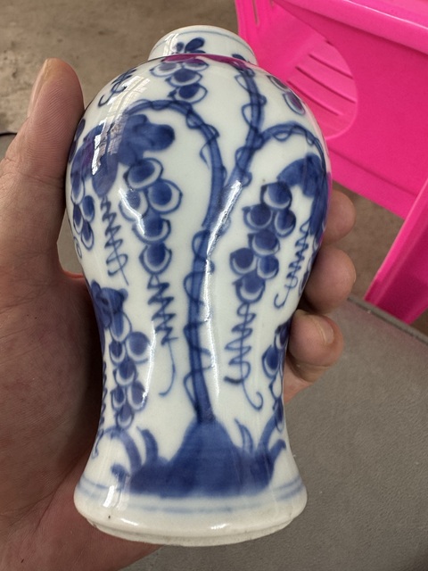 古玩陶瓷青花葡萄紋雞腿瓶真品鑒賞圖