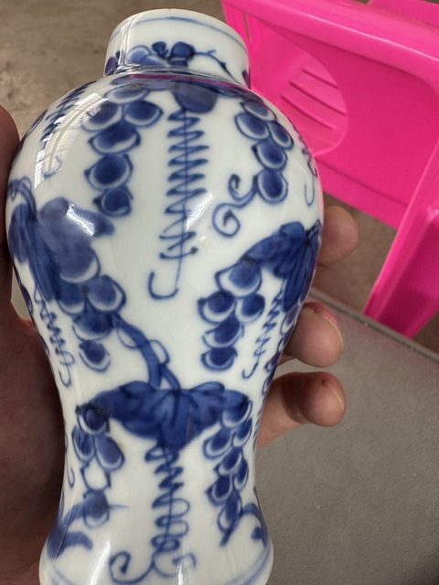 古玩陶瓷青花葡萄紋雞腿瓶真品鑒賞圖