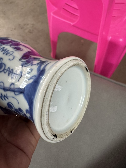 古玩陶瓷青花葡萄紋雞腿瓶真品鑒賞圖