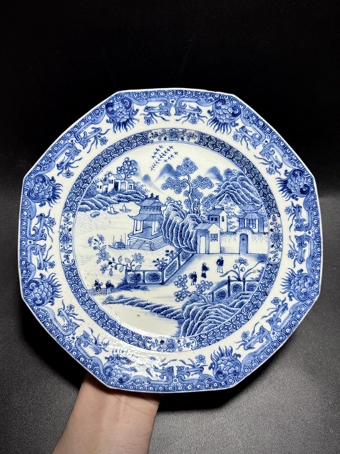 古玩陶瓷清乾隆·(滿工細(xì)路)青花山水人物“攜親訪友圖”八方盤拍賣,當(dāng)前價(jià)格1180元