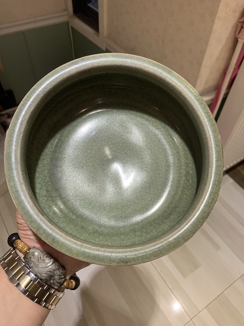 古玩陶瓷龍泉青釉暗刻花卉紋三足爐真品鑒賞圖