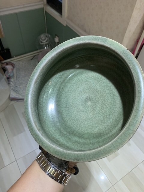 古玩陶瓷龍泉青釉暗刻花卉紋三足爐真品鑒賞圖