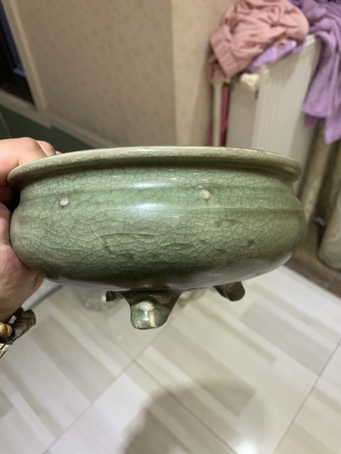 古玩陶瓷龍泉青釉暗刻花卉紋三足爐真品鑒賞圖