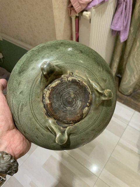 古玩陶瓷龍泉青釉暗刻花卉紋三足爐真品鑒賞圖