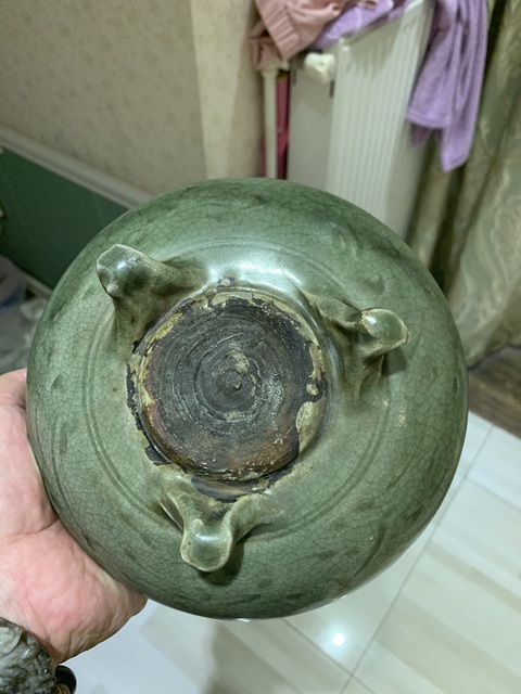 古玩陶瓷龍泉青釉暗刻花卉紋三足爐真品鑒賞圖
