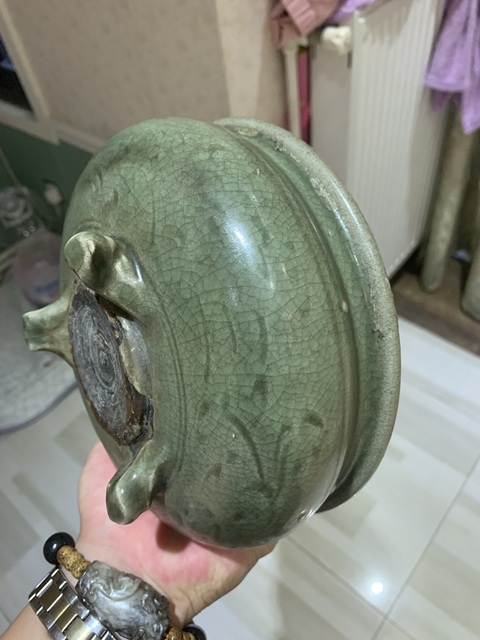 古玩陶瓷龍泉青釉暗刻花卉紋三足爐真品鑒賞圖