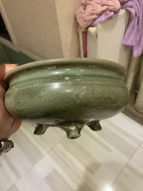 古玩陶瓷龍泉青釉暗刻花卉紋三足爐真品鑒賞圖