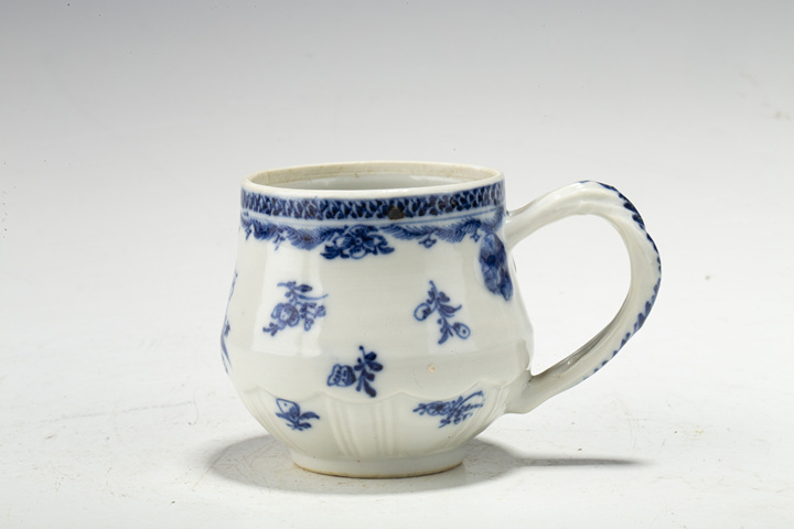 古玩陶瓷清中早·青花花卉紋執杯拍賣，當前價格1408元