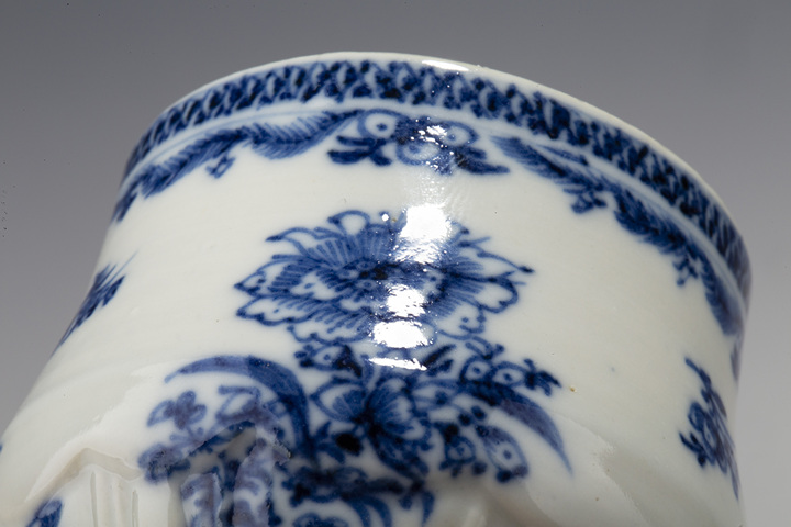 古玩陶瓷清中早·青花花卉紋執杯拍賣，當前價格1408元