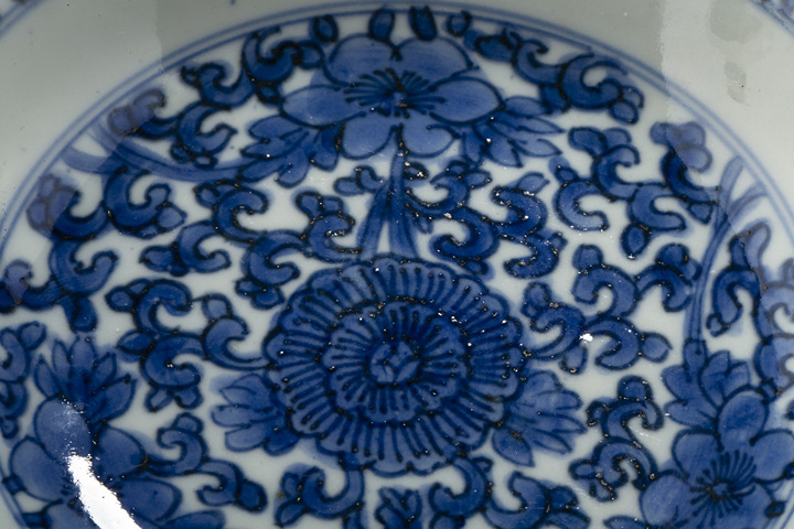 古玩陶瓷清康熙·青花纏枝花卉紋盤拍賣，當前價格714元