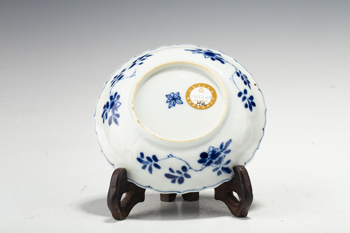 古玩陶瓷清康熙·青花開窗花卉紋花口碟拍賣，當(dāng)前價格540元