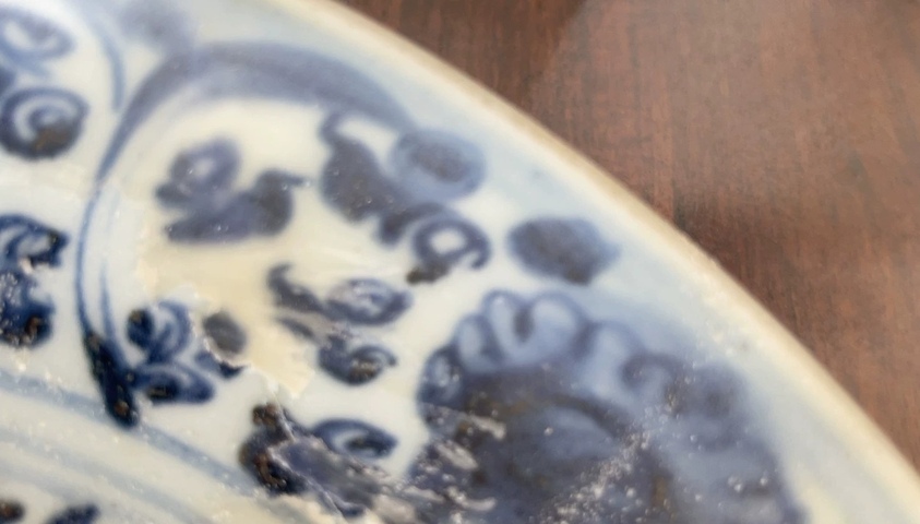 古玩陶瓷洞石花卉紋青花盤真品鑒賞圖
