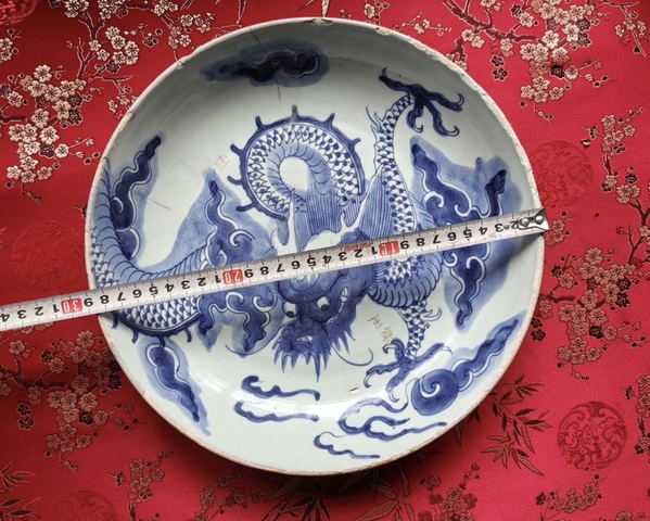 古玩陶瓷過墻龍紋青花盤真品鑒賞圖