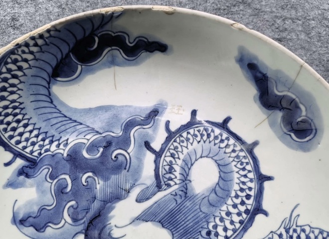 古玩陶瓷過墻龍紋青花盤真品鑒賞圖