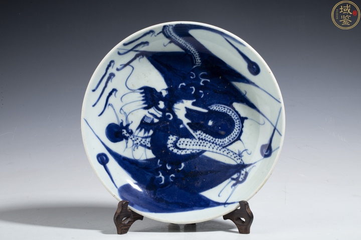 古玩陶瓷清乾隆 青花過墻龍紋盤拍賣，當前價格10000元