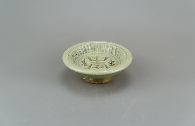 古玩陶瓷龍泉青瓷壽字托盤真品鑒賞圖