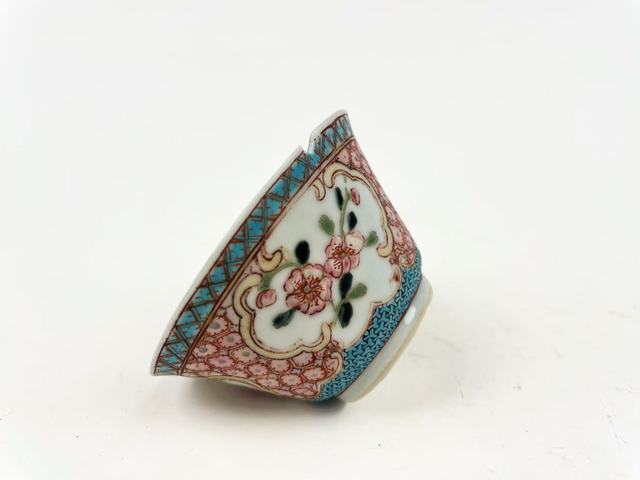 古玩陶瓷清雍正·粉彩開窗花卉紋杯拍賣，當前價格99元