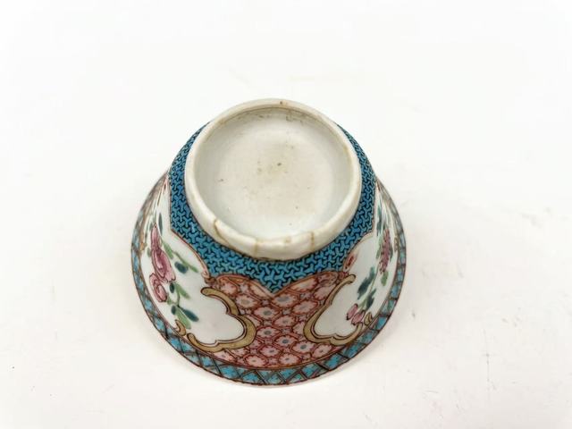 古玩陶瓷清雍正·粉彩開窗花卉紋杯拍賣，當前價格99元