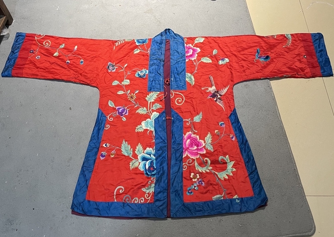 古玩雜項刺繡女服真品鑒賞圖