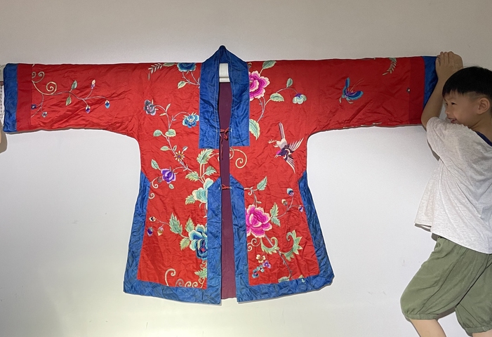 古玩雜項刺繡女服真品鑒賞圖