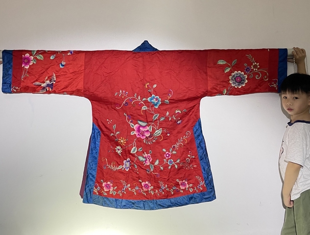 古玩雜項刺繡女服真品鑒賞圖