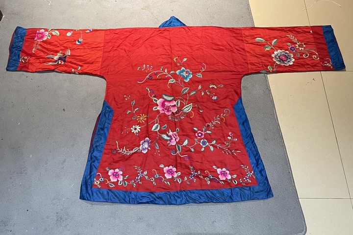 古玩雜項刺繡女服真品鑒賞圖