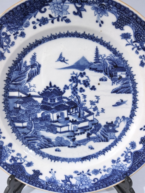 古玩陶瓷乾隆青花山水樓閣人物故事賞盤真品鑒賞圖
