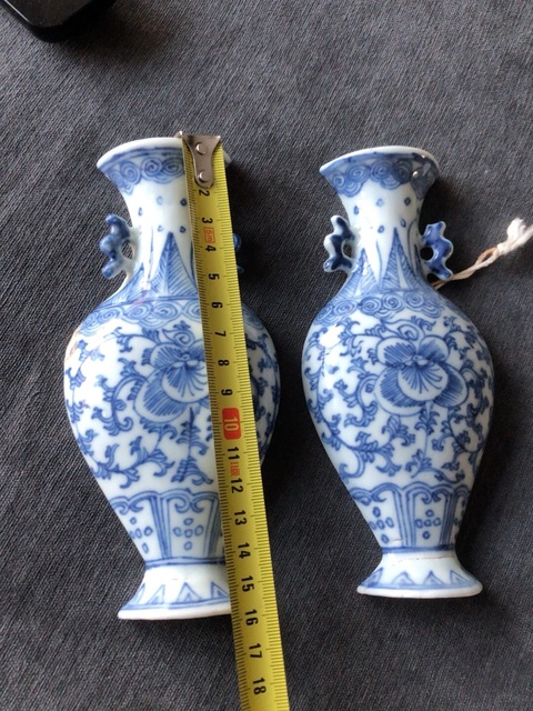 古玩陶瓷青花淡描花卉紋壁瓶真品鑒賞圖