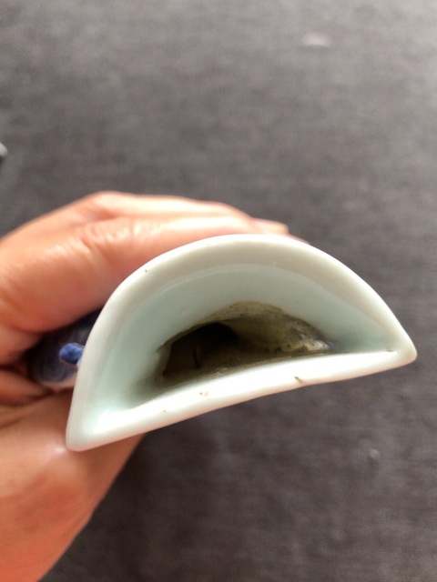 古玩陶瓷青花淡描花卉紋壁瓶真品鑒賞圖