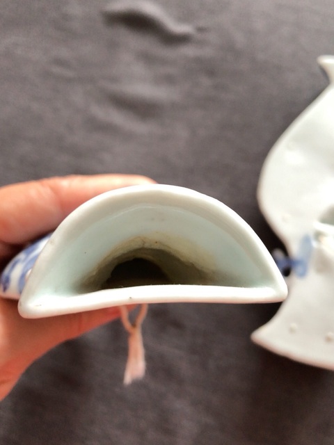 古玩陶瓷青花淡描花卉紋壁瓶真品鑒賞圖